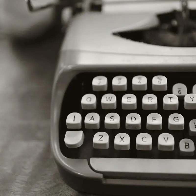 Descripciones Inteligentes Una antigua máquina de escribir